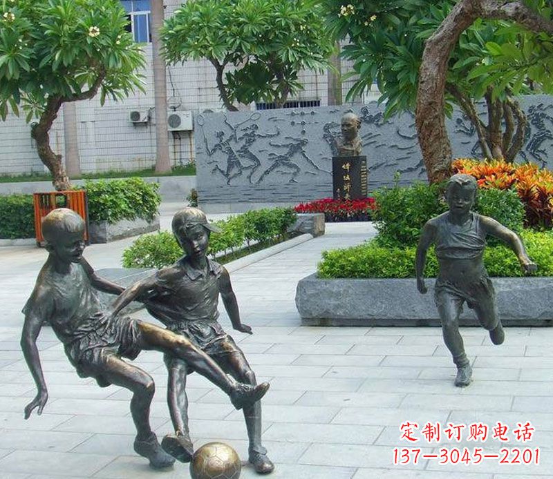 成都小孩踢足球公园景观铜雕