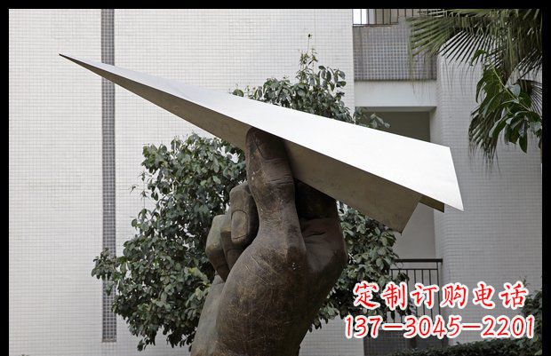 成都小区不锈钢手拿纸飞机雕塑