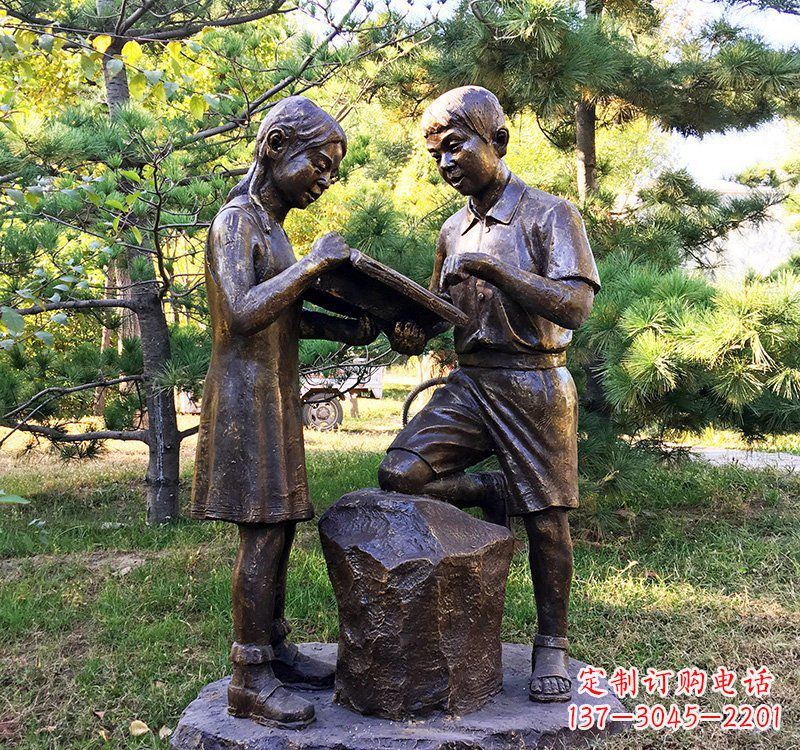成都校园读书的学生铜雕