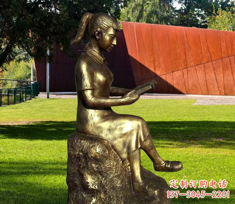 成都校园看书的女孩铜雕