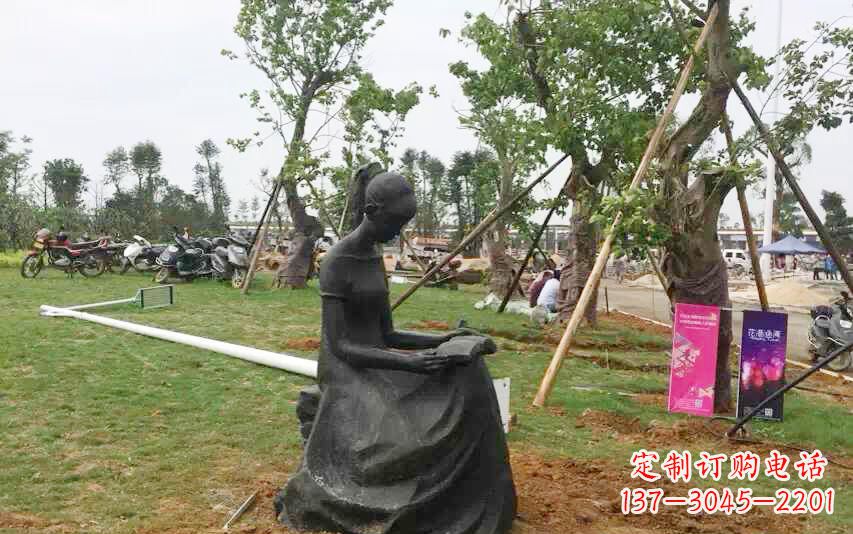 成都校园看书女孩雕塑