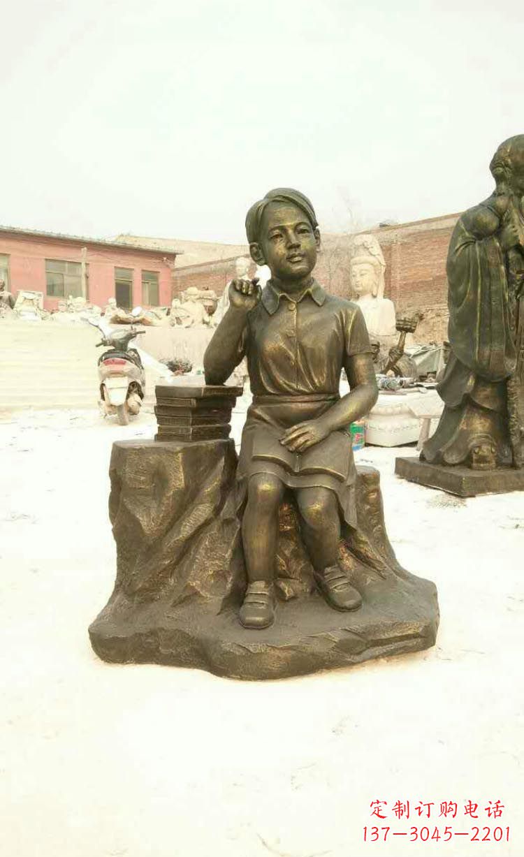 成都校园看书思考的学生铜雕