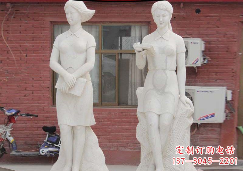 成都校园拿书本的学生石雕