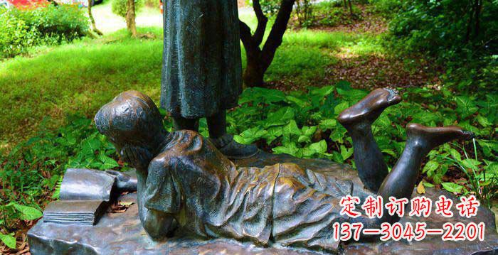 成都校园趴着看书的小男孩人物铜雕