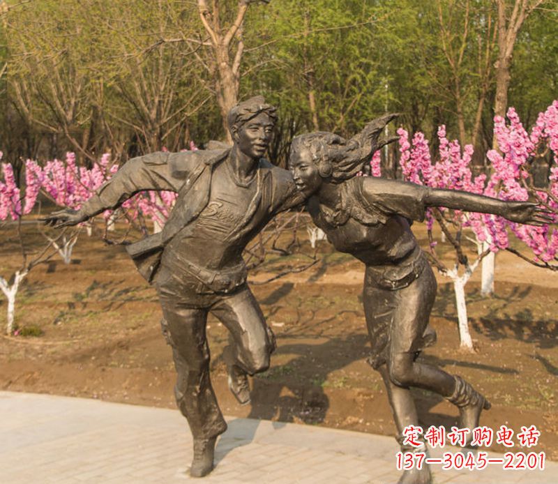 成都游玩的情侣铜雕
