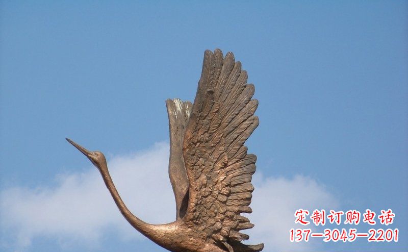 成都展翅高飞的仙鹤动物铜雕