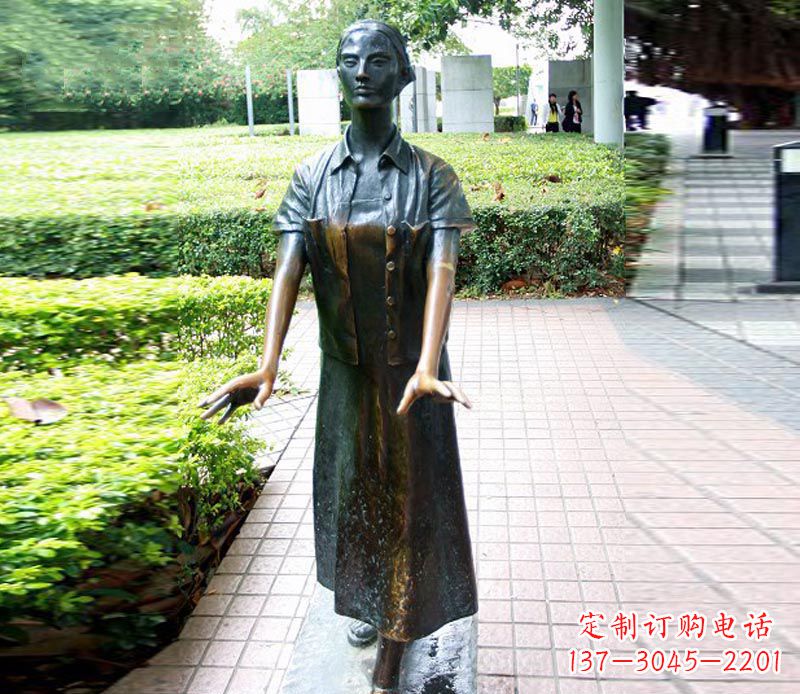 成都走路的盲人女孩铜雕