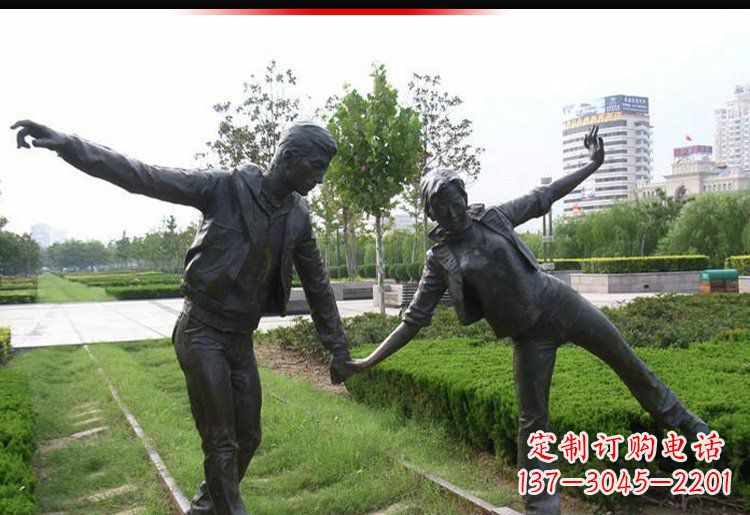 成都走铁轨的情侣铜雕