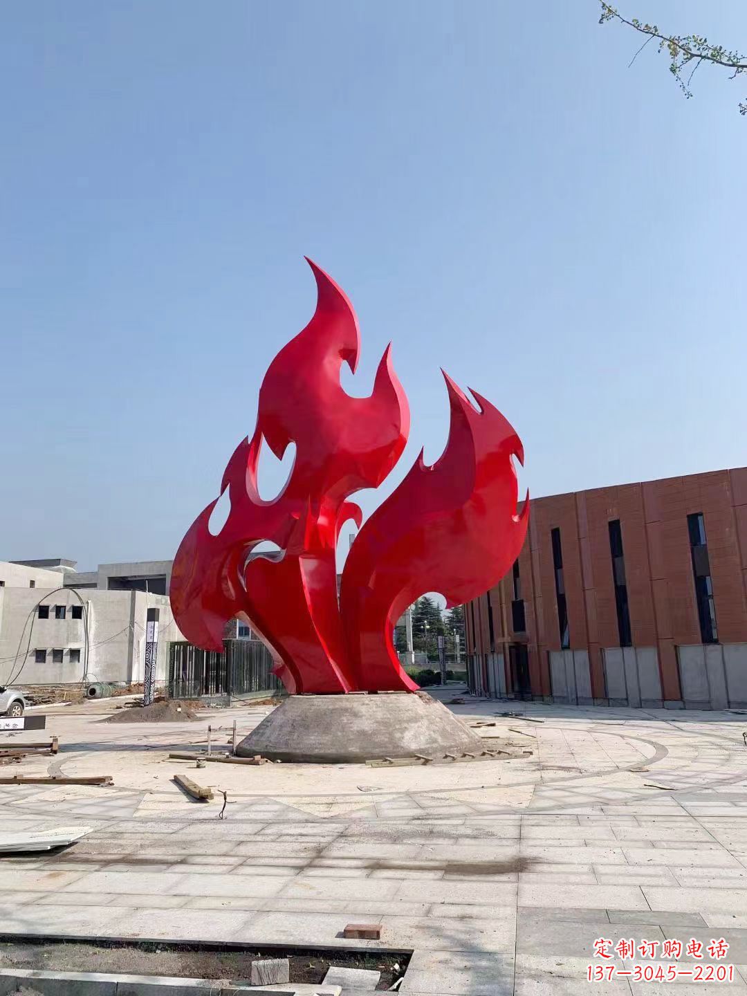 成都大学操场抽象不锈钢火苗雕塑